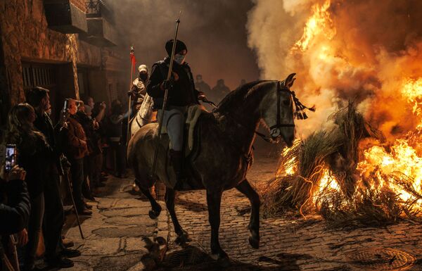 در آستانه روز سنت آنتونی (محافظ حیوانات) صدها سوارکار در اسپانیا اسب‌هایشان را از میان آتش عبور دادند.    در جشنواره‌ سنتی در اسپانیا، اسب‌ها را از میان آتش می‌گذرانند تا آنها را از بلایای سال جدید حفظ کنند.    پیشینه این جشنواره سنتی به قرن هجدهم باز می‌گردد که مردم معتقد بودند اسب‌ها هنگام عبور از آتش پاکیزه می‌شوند و در سال آینده از بلایا ایمن خواهند شد.   این مراسم با به صدا در آمدن زنگ‌های کلیسا آغاز می‌شود و کشیش در این مراسم دعا می‌خواهد. - اسپوتنیک ایران  