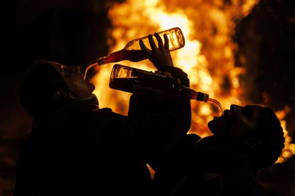 در جشنواره‌ سنتی در اسپانیا، مردم به نوشیدن و شرکت در جشن آتش می پردازند. - اسپوتنیک ایران  