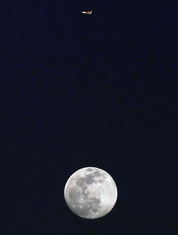 ماه کامل که گاهی اوقات به عنوان &quot;ماه گرگ&quot; شناخته می شود. هواپیمای مسافربری در آسمان کویت. - اسپوتنیک ایران  