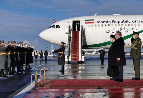 استقبال از  سید ابراهیم رئیسی، رئیس جمهور ایران در فرودگاه  - اسپوتنیک ایران  