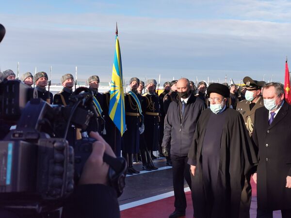 استقبال از  سید ابراهیم رئیسی، رئیس جمهور ایران در فرودگاه - اسپوتنیک ایران  