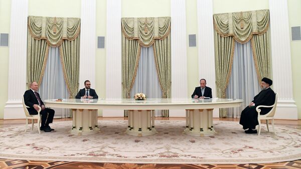 Президент РФ Владимир Путин и президент Исламской Республики Иран Сейед Эбрахим Раиси во время встречи - اسپوتنیک ایران  