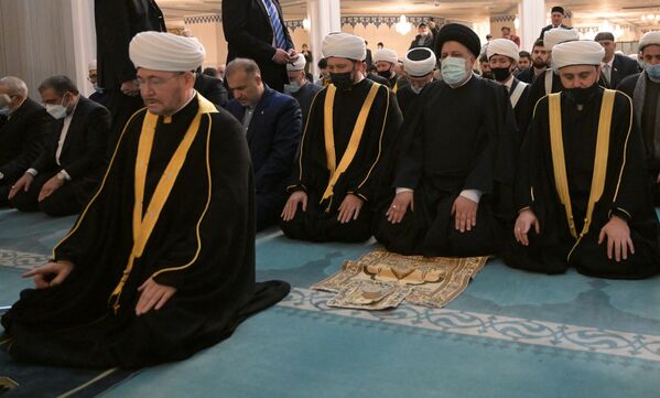 حضور رئیس جمهور ایران در نماز جماعت در مسجد جامع روسیه - اسپوتنیک ایران  