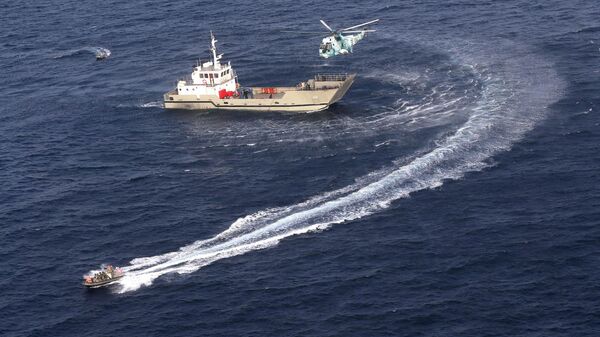 Военный корабль и вертолет во время совместных военно-морских учениях ВМС Ирана, Китая и России в северной части Индийского океана - اسپوتنیک ایران  