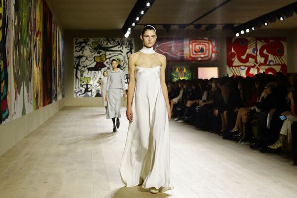 طرح های لباس،  طراح ماریا گرازیا چیوری را به‌عنوان بخشی از نمایش مجموعه مد لباس بهار و تابستان ۲۰۲۲ او برای خانه مد دیور در پاریس به نمایش درآمد.مدل ها در حال نمایش طرح های لباس. - اسپوتنیک ایران  