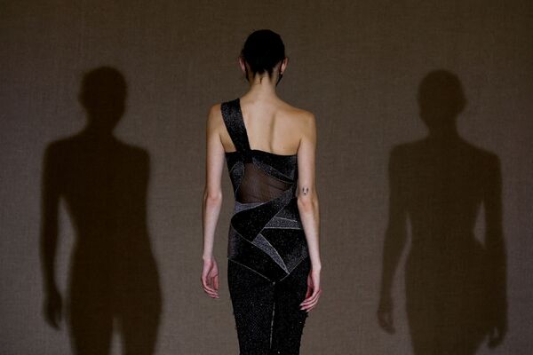 طرح های لباس،  طراح ماریا گرازیا چیوری را به‌عنوان بخشی از نمایش مجموعه مد لباس بهار و تابستان ۲۰۲۲ او برای خانه مد دیور در پاریس به نمایش درآمد. - اسپوتنیک ایران  