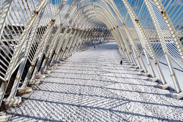 پس از بارش برف سنگین در آتن، یونان، 25 ژانویه 2022، مردم زیر سازه آگورا در مجموعه ورزشی المپیک قدم می زنند. تصویر با پهپاد گرفته شده است. - اسپوتنیک ایران  