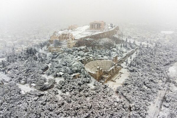معبد پارتنون در بالای تپه آکروپولیس، در هنگام بارش برف سنگین در آتن، یونان، 24 ژانویه 2022. تصویر با پهپاد گرفته شده است. - اسپوتنیک ایران  