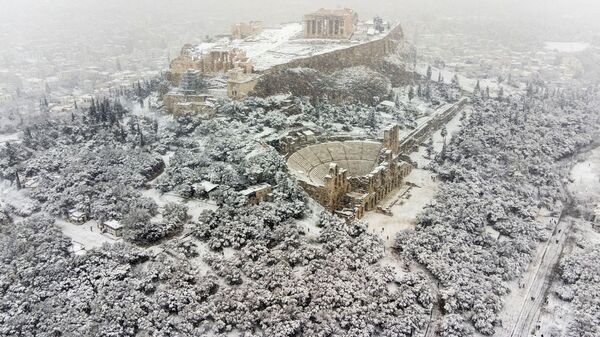 Храм Парфенон на вершине Акрополя во время сильного снегопада в Афинах - اسپوتنیک ایران  
