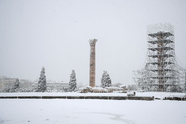 برف معبد زئوس را در هنگام بارش برف سنگین در آتن، یونان، 24 ژانویه 2022 می پوشاند. - اسپوتنیک ایران  