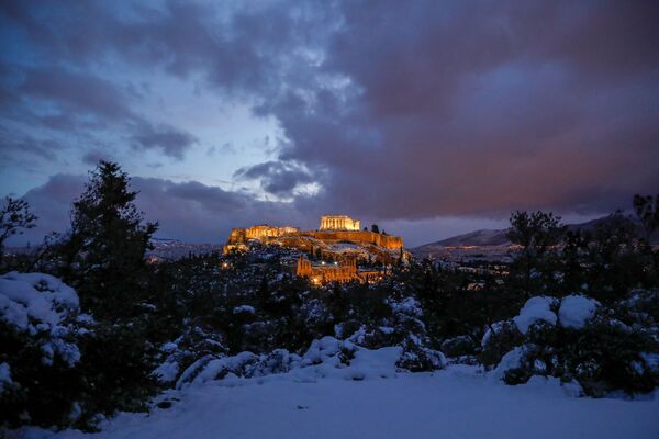 معبد پارتنون پس از بارش برف سنگین در آتن، یونان، 25 ژانویه 2022 دیده می شود. - اسپوتنیک ایران  