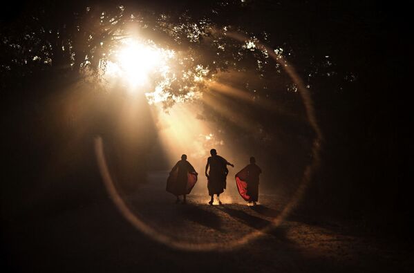 برندگان مسابقه بین المللی سفر 2021 اعلام شدند.راهب های میانمار در حال گردش در نزدیکی معبد. - اسپوتنیک ایران  
