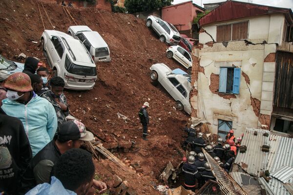 مروری تصویری بر رویدادها و حوادثی می کنیم که طی هفته گذشته در جهان رخ دادند.سقوط پارکینگ در ماداگاسکار. - اسپوتنیک ایران  