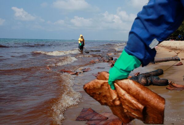 یروی دریایی تایلند که بر روی توقف ادامه نشت نفت به دریا کار می کند اعلام کرده که ممکن است بیش از یک ماه زمان لازم باشد تا مناطق ساحلی آلوده، بازسازی و تمیز شوند. این نشتی نفت که حدود ۵۰ هزار لیتر تخمین زده می شود از چندین روز پیش آغاز شده است. - اسپوتنیک ایران  