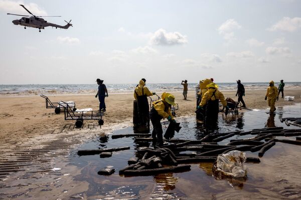 تصاویر ماهواره ای &quot;آژانس توسعه تکنولوژی فضا و اطلاعات زمین شناسی دولتی&quot;&quot; تایلند نشان می دهد یک منطقه ۴۷ کیلومتر مربعی از دریا پیش از رسیدن نشت نفت به ساحل &quot;ری یونگ&quot; آلوده شده است. - اسپوتنیک ایران  