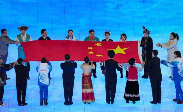 حمل پرچم چین به استادیوم در مراسم افتتاحیه XXIV بازی های المپیک زمستانی در پکن - اسپوتنیک ایران  