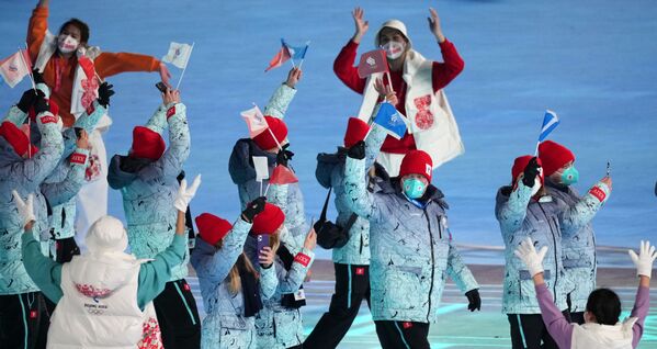 ورزشکاران روس، اعضای تیم ملی روسیه در هنگام رژه ورزشکاران در مراسم افتتاحیه XXIV بازی های المپیک زمستانی در پکن - اسپوتنیک ایران  