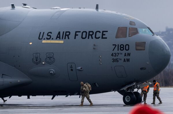سربازان و تجهیزات نظامی آمریکا وارد لهستان شدند.هواپیمایBoeing C-17A Globemaster III حامل سربازان آمریکا از نیروی هوایی ایالات متحده. - اسپوتنیک ایران  