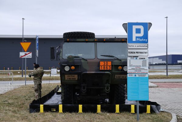خودروی نظامی آمریکایی در فرودگاه لهستان. - اسپوتنیک ایران  