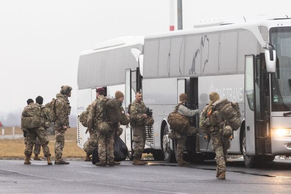 سوار شدن سربازان آمریکایی به اتوبوس پس از ورود به لهستان. - اسپوتنیک ایران  