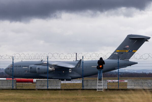 سربازان و تجهیزات نظامی آمریکا وارد لهستان شدند.هواپیمایBoeing C-17A Globemaster III حامل سربازان آمریکا از نیروی هوایی ایالات متحده. - اسپوتنیک ایران  