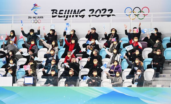 پشت صحنه بازی‌های المپیک زمستانی در پکن.تماشاچیان در حال فیلمبرداری. - اسپوتنیک ایران  