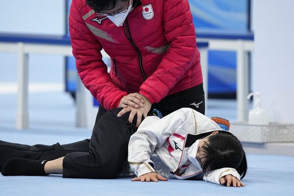 پشت صحنه بازی‌های المپیک زمستانی در پکن.میهو تاکاگی، ورزشکار ژاپنی در حال نرمش. - اسپوتنیک ایران  