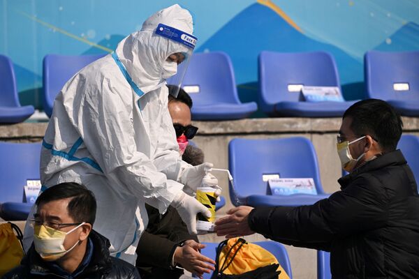 پشت صحنه بازی‌های المپیک زمستانی در پکن.اسپری مایع ضدعفونی. - اسپوتنیک ایران  