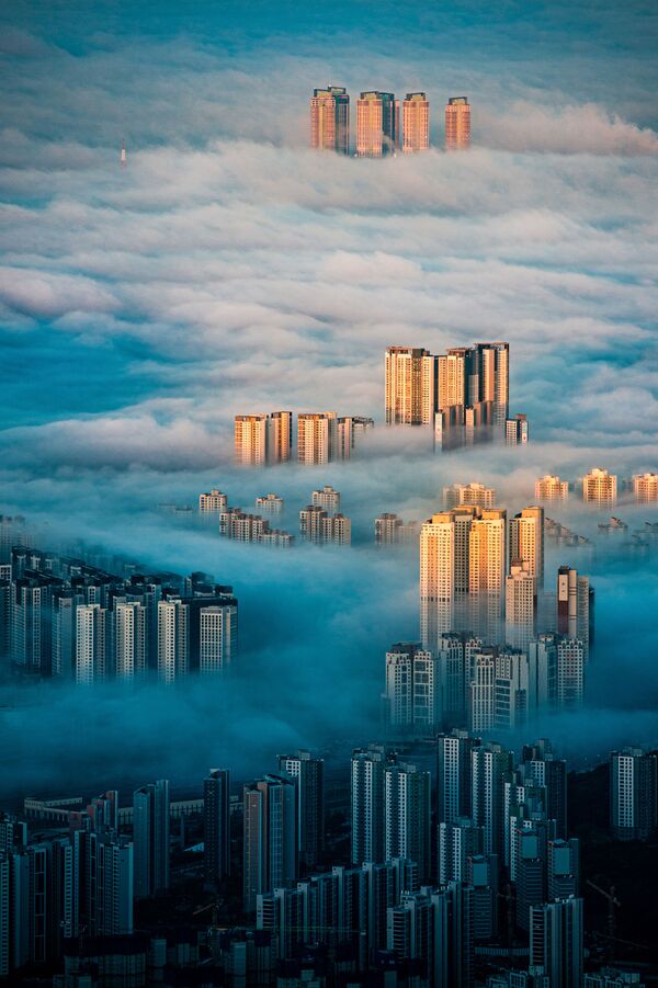 منتخب عکس های شرکت کننده در مسابقه عکاسی سونی 2022 اعلام شدند.عکاس، ونگ یانگ چوی از کره جنوبی. شهری در میان ابرها. - اسپوتنیک ایران  