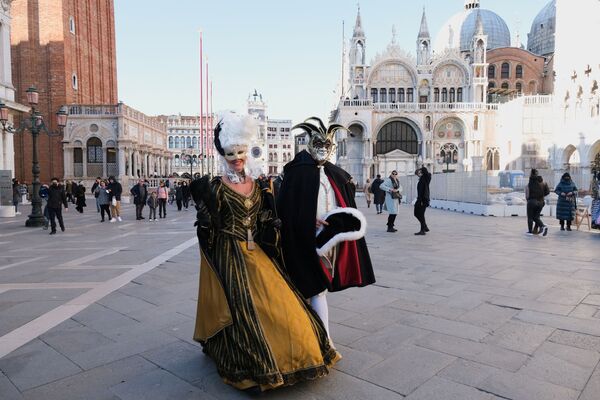 کارناوال ونیز هرساله حدود اوایل فوریه در شهر ونیز ایتالیا برگزار می‌شود که از قدیمی‌ترین و مشهورترین جشن‌های جهان است و هر سال ۵۸ روز پیش از عید پاک (دو جمعه پیش از سه‌شنبه اعتراف) آغاز به کار می‌کند. - اسپوتنیک ایران  