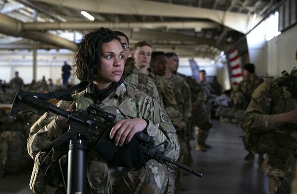 سربازان آمریکایی برای انتقال به اروپا آماده می شوند.آمادگی نظامیان در کارولینای شمالی. - اسپوتنیک ایران  