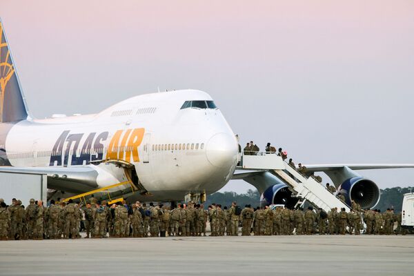 سربازان آمریکایی برای انتقال به اروپا آماده می شوند.سربازان در کنار هواپیما برای انتقال به اروپا. - اسپوتنیک ایران  