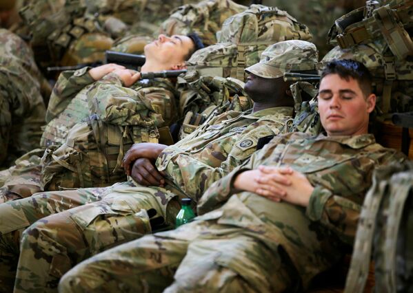 سربازان آمریکایی برای انتقال به اروپا آماده می شوند.سربازان در حال استراحت در کارولینای شمالی قبل از اعزام به اروپا. - اسپوتنیک ایران  