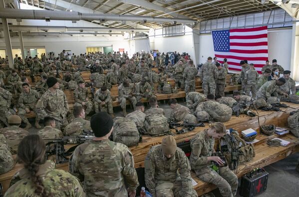 سربازان آمریکایی برای انتقال به اروپا آماده می شوند.آمادگی نظامیان در کارولینای شمالی - اسپوتنیک ایران  