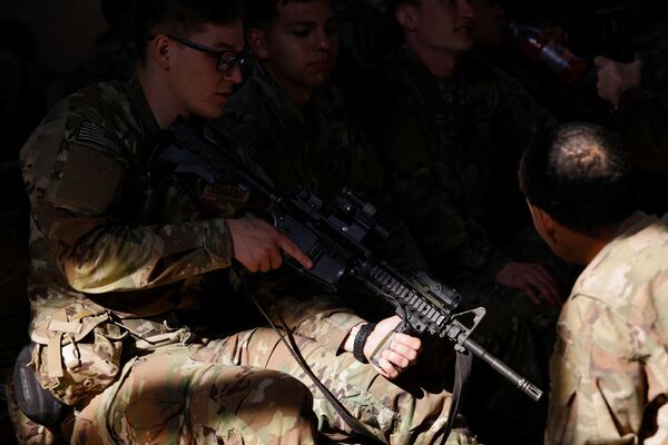 سربازان آمریکایی برای انتقال به اروپا آماده می شوند.آمادگی نظامیان در کارولینای شمالی. - اسپوتنیک ایران  