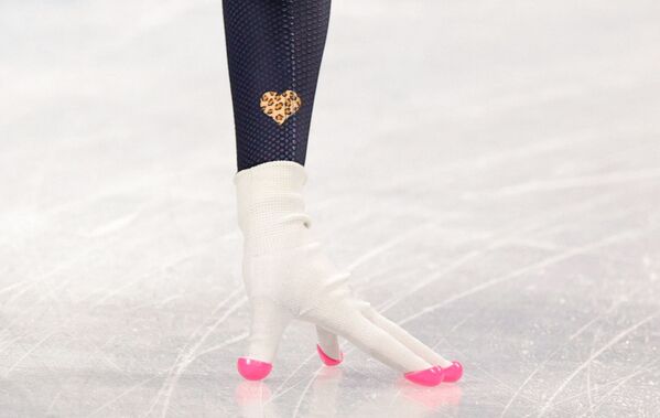 ورزشکاران المپیک زمستانی 2022 پکن از نشان‌ و سمبل های زیبا و حتی عجیبی در این بازی‌ها استفاده کردند.سوزانا شولتینگ از هلند. - اسپوتنیک ایران  