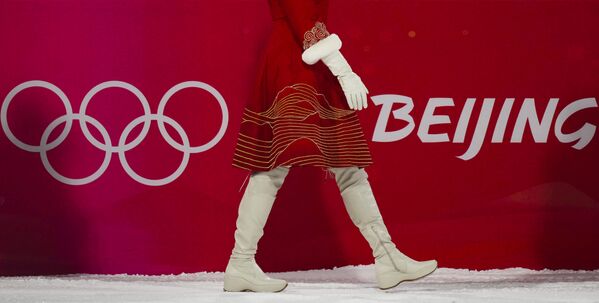 ورزشکاران المپیک زمستانی 2022 پکن از نشان‌ و سمبل های زیبا و حتی عجیبی در این بازی‌ها استفاده کردند.راهنمایی ورزشکاران برای شرکت در مراسم اهدای گل. - اسپوتنیک ایران  
