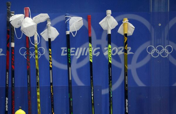 ورزشکاران المپیک زمستانی 2022 پکن از نشان‌ و سمبل های زیبا و حتی عجیبی در این بازی‌ها استفاده کردند.چوب های هاکی. - اسپوتنیک ایران  