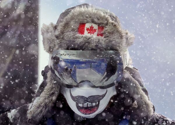ورزشکاران المپیک زمستانی 2022 پکن از نشان‌ و سمبل های زیبا و حتی عجیبی در این بازی‌ها استفاده کردند.عضو رسانه ای از کانادا. - اسپوتنیک ایران  