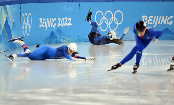 ورزشکاران طی مسابقات المپیک زمستانی 2022 پکن، بارها زمین خوردند و دوباره بر پا ایستادند تا به پیروزی برسند.صوفیا پروسویرنووا از روسیه و اولگا تیخونووا از قزاقستان. - اسپوتنیک ایران  