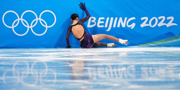 ورزشکاران طی مسابقات المپیک زمستانی 2022 پکن، بارها زمین خوردند و دوباره بر پا ایستادند تا به پیروزی برسند.جو ای از چین. - اسپوتنیک ایران  