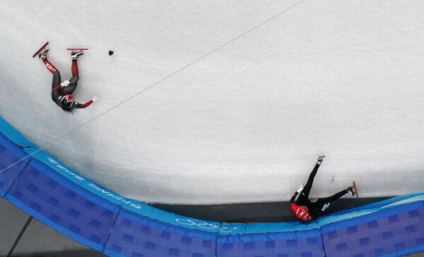 ورزشکاران طی مسابقات المپیک زمستانی 2022 پکن، بارها زمین خوردند و دوباره بر پا ایستادند تا به پیروزی برسند.فان کهین از چین و آلیسون چارلز از کانادا. - اسپوتنیک ایران  