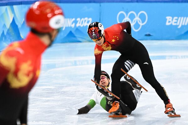 ورزشکاران طی مسابقات المپیک زمستانی 2022 پکن، بارها زمین خوردند و دوباره بر پا ایستادند تا به پیروزی برسند.لو شائولین شاندرو از مجارستان (سمت چپ) و ورزشکار چینی. - اسپوتنیک ایران  
