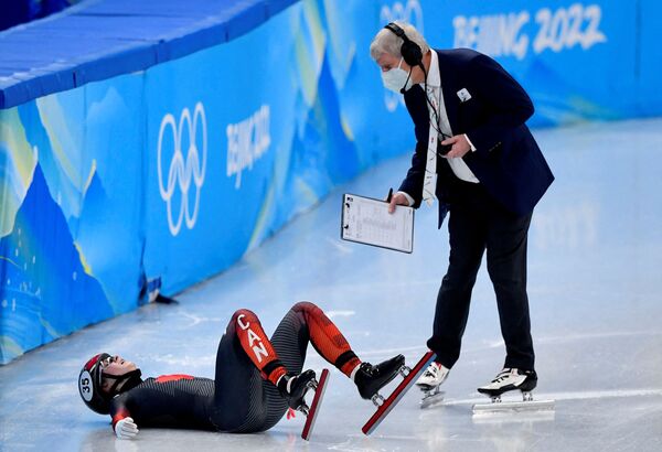 ورزشکاران طی مسابقات المپیک زمستانی 2022 پکن، بارها زمین خوردند و دوباره بر پا ایستادند تا به پیروزی برسند.کیم بوتین از کانادا. - اسپوتنیک ایران  