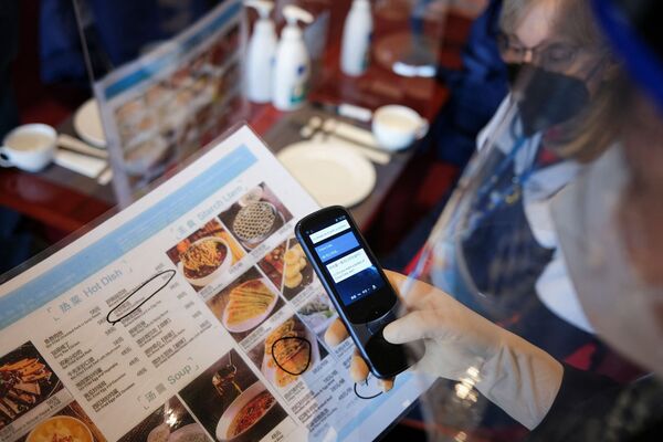 در زمان برگزاری بازی های المپیک زمستانی پکن 2022، ارتباط با مهمانان خارجی در رستوران‌ها با کمک مترجم هوشمند برقرار می‌شود. - اسپوتنیک ایران  