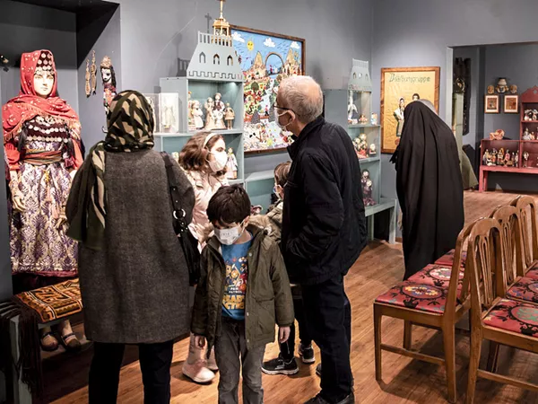 این موزه دارای بیش از ۲۰۰۰ قطعه عروسک از نوع عروسک های فرهنگی ملل از ۸۰ کشور جهان است که به تفکیک قاره در بخش های مختلف موزه به نمایش گذاشته شده اند. - اسپوتنیک ایران  
