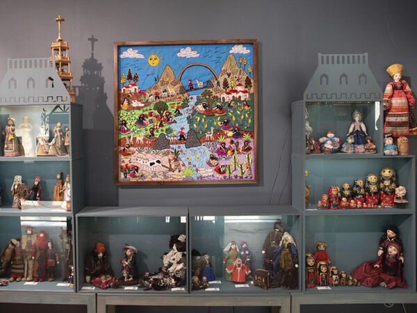 موزه عروسکهای ملل نخستین بار توسط  دو کلکسیونر کشورمان بعنوان موزه ای غیر دولتی با مجوز سازمان میراث فرهنگی راه اندازی شد که آرشیو وسیعی از عروسک کشورها و فرهنگهای مختلف جهان را شامل می شد. سپس بخش عروسکهای فرهنگ ایران نیز به این مجموعه افزوده شد. - اسپوتنیک ایران  