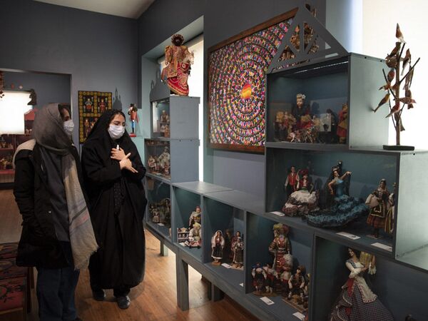 این موزه دارای بیش از ۲۰۰۰ قطعه عروسک از نوع عروسک های فرهنگی ملل از ۸۰ کشور جهان است که به تفکیک قاره در بخش های مختلف موزه به نمایش گذاشته شده اند. - اسپوتنیک ایران  