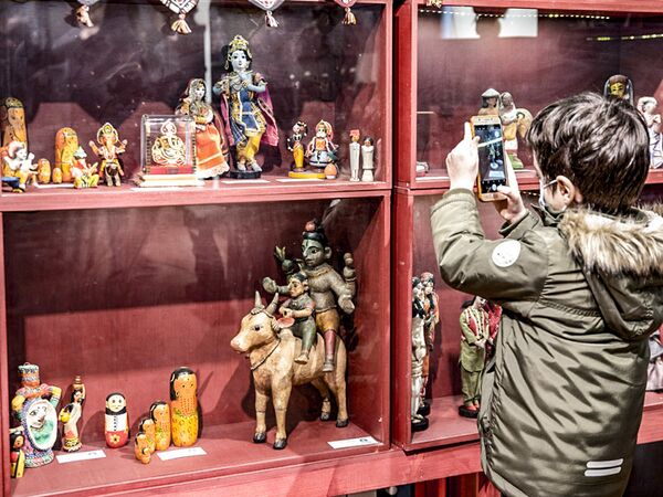 این موزه دارای بیش از ۲۰۰۰ قطعه عروسک از نوع عروسک های فرهنگی ملل از ۸۰ کشور جهان است که به تفکیک قاره در بخش های مختلف موزه به نمایش گذاشته شده اند. - اسپوتنیک ایران  