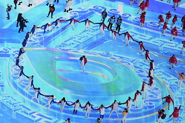 بازی های المپیک زمستانی 2022 در پکن به پایان رسید. رقص دسته جمعی ورزشکاران در مراسم پایانی پکن. - اسپوتنیک ایران  